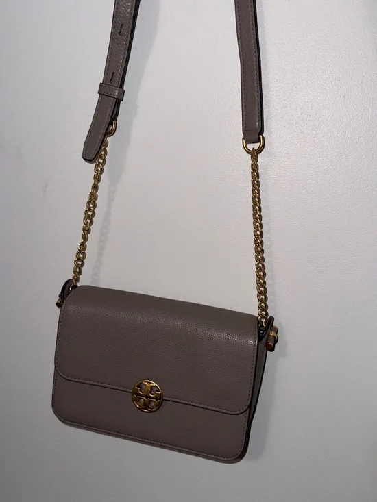 TORY BURCH CHELSEA LEATHER CROSSBODY BAG - IN GRAY HERON - Picture 10 of 10